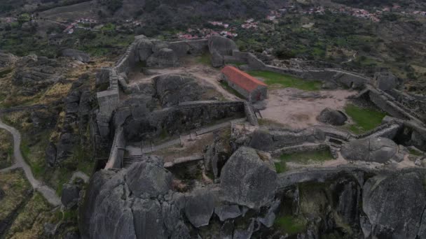 Monsanto Castle Ruins Sunrise Portugal Aerial Forward Ascending Tilt — Stockvideo