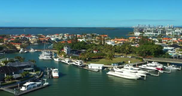 Sovereign Island Gold Coast Australia Luxury Homes Boats Aerial Footage — Stockvideo