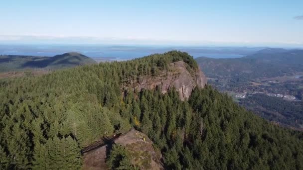 Mount Prevost Ostrov Vancouver Skalnaté Útesy Stromy Pokrytý Les — Stock video