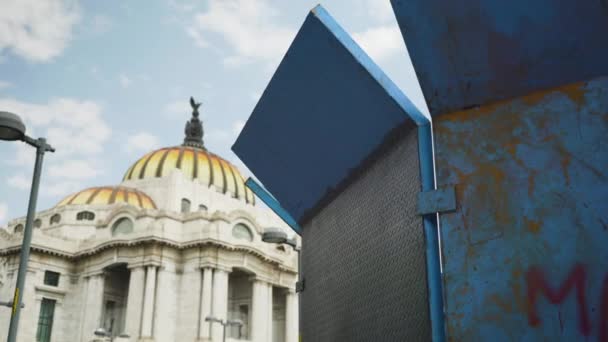 Мехико Готовится Публичному Маршу Протестам Устанавливая Сильные Барьеры Защиты Памятников — стоковое видео