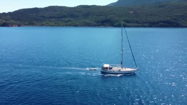 Sailing Boat Antisamos Beach Clear Sea Aerial View — 图库视频影像