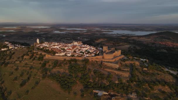 Drone Volando Sobre Pueblo Monsaraz Con Río Alqueva Fondo Atardecer — Vídeos de Stock