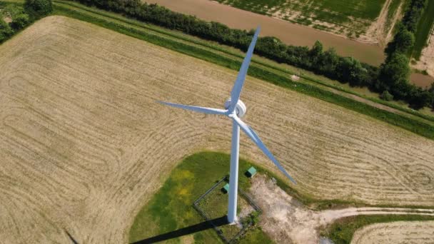 Ariel View Wind Turbine English Countryside Устойчивые Технологии Генерации Чистой — стоковое видео