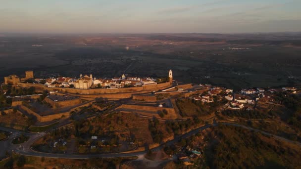 Monsaraz Ancient Village Dawn Golden Hour Portugal Aerial Forward Descendent — 图库视频影像