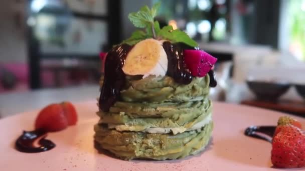 Vegan Gluten Free Green Matcha Panquecas Com Morango Banana Dragonfruit — Vídeo de Stock