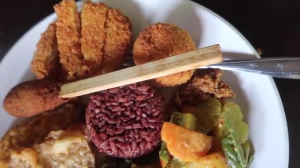 Nasi Campur Red Rice Vegan Vegetarian Traditional Balinese Indonesian Food — Video Stock