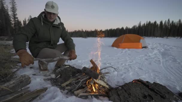 Man Feeding Fire Snow Next His Tent Tent Snow Next — ストック動画