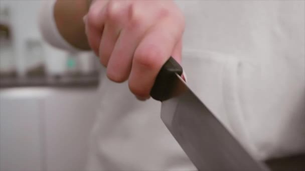 Woman Millennial Hand Cuts Fresh Citrus Lemon Big Knife Kitchen — Vídeo de Stock