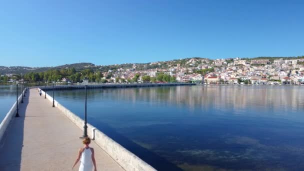 Woman Walking Boardwalk Bosset Bridge Argostoli City Kefalonia Island — Vídeo de stock