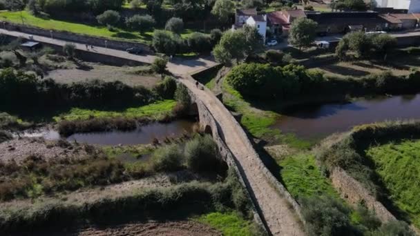 Drone Pulls Back Rises Portugal Countryside Next Old Roman Bridge — Stockvideo