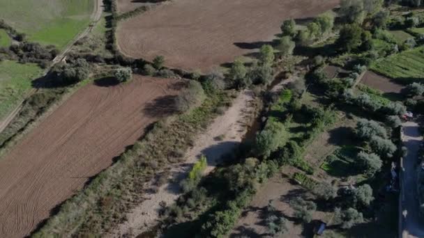 Drone Rotates Ancient Roman Bridge Surrounding Farmland — Stok video