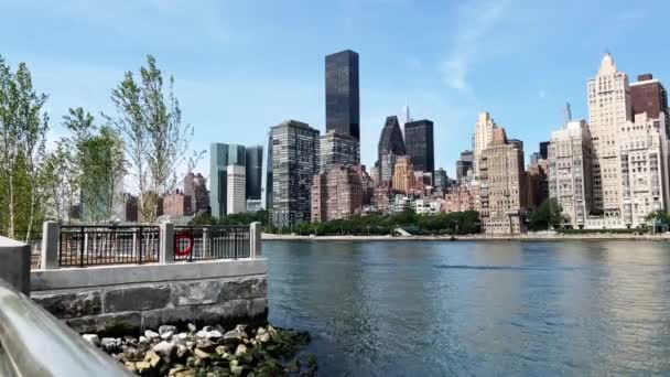Вид Острова Рузвельт Нью Йорк Через Іст Рівер Манхеттен Будівлями — стокове відео