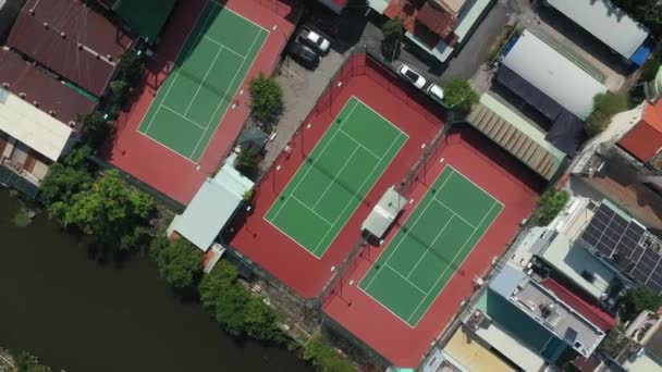 Aerial Top Rotation Red Green Tennis Courts Clockwise Direction Featuring — 图库视频影像