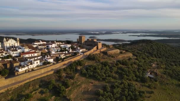 Χωριό Monsaraz Στην Κορυφή Του Λόφου Ηλιοβασίλεμα Της Πορτογαλίας Αεροφωτογραφία — Αρχείο Βίντεο
