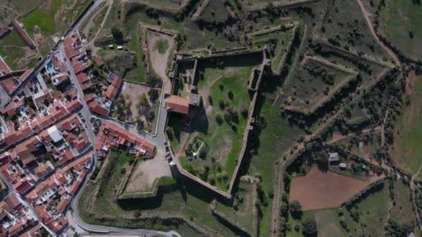 Κάστρο Mourao Και Εκκλησία Μέσα Τοίχους Πορτογαλία Αεροσκάφος Προς Κάτω — Αρχείο Βίντεο