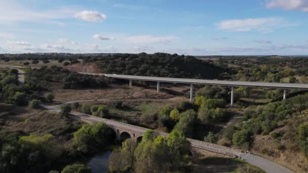 Aerial Forward Old Roman Bridge Modern Elevated Road Background Vila — Stockvideo