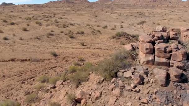 Drone Reveal Shot Mountain Bike Single Track Karoo Desert — ストック動画