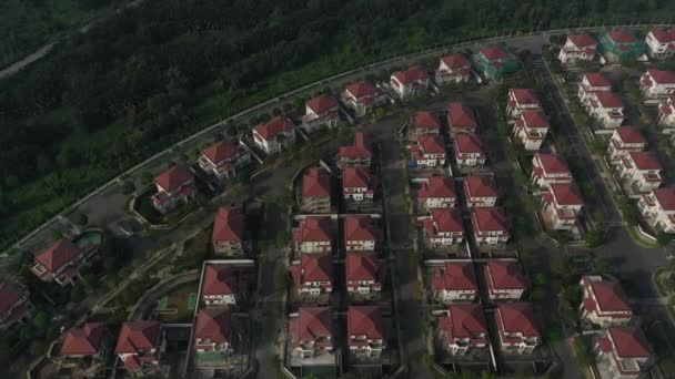 Aerial View Ultra Modern Lakeside Housing Apartment Development Sunny Day — 비디오