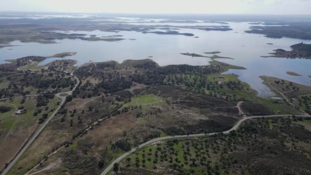 Сельская Местность Берегу Озера Алкева Португалия Панорамный Вид Воздуха — стоковое видео