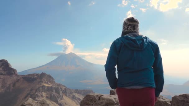 Mężczyźni Turysta Patrząc Parze Wulkan — Wideo stockowe
