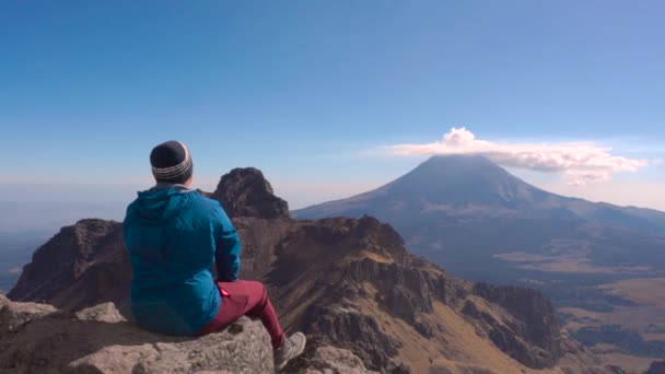 Young Man Sitting Edge Cliff — Vídeo de Stock