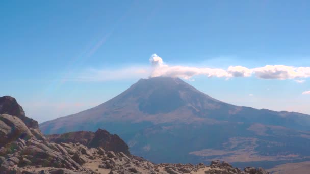 火山Popocatepetl喷发 在墨西哥Iztaccihuatl Popocatepetl国家公园跋涉 — 图库视频影像
