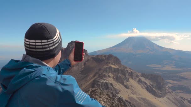 Schöner Mann Macht Ein Selfie Auf Einer Reise Popocatepetl Vulkan — Stockvideo