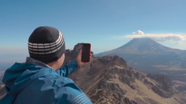 Schöner Mann Macht Ein Selfie Auf Einer Reise Popocatepetl Vulkan — Stockvideo