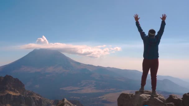 Young Man Standing Edge Cliff Top Iztaccihuatl Volcano Magnificent Views — Wideo stockowe