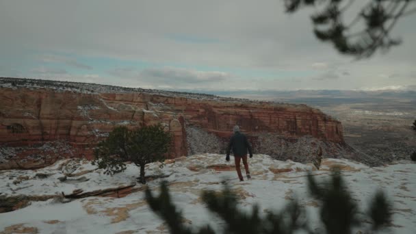 Man Running Snow Covered Canyon Enjoying Beautiful Scenery — Stockvideo