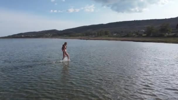 Mujer Rubia Sale Playa Concepto Vacaciones Vista Aérea — Vídeo de stock