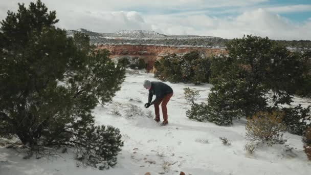 Playing Snow Throwing Snowball Snowball Fight — Vídeo de Stock