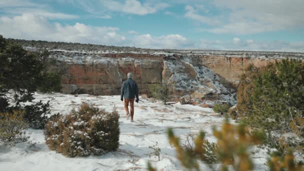Taking Photos Canyon Covered Snow Adventuring Nature Enjoying Weather — Wideo stockowe