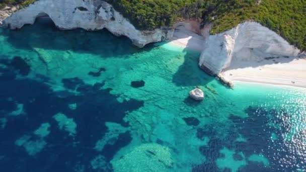 Weißer Kieselstrand Mit Türkisblauer Lagune Auf Der Ionischen Insel Griechenland — Stockvideo