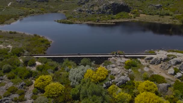 Drone Pulls Back Covo Dos Conchos Manmade Lake Mountains Portugal — Vídeo de Stock