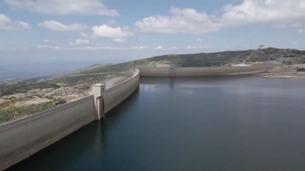 Drone Flies Lagoa Comprida Lagoon Mountains Portugal — Αρχείο Βίντεο