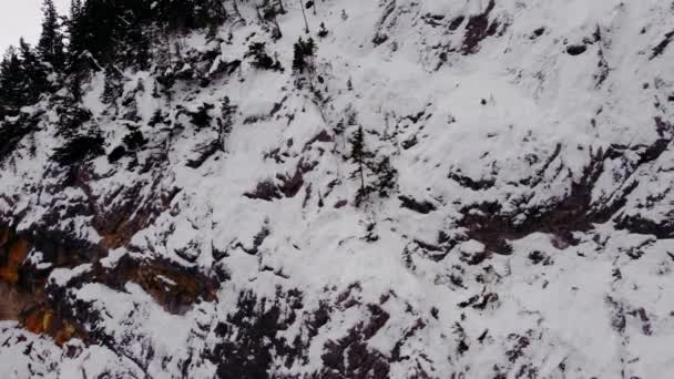 Mountain Cliff Couloir Reveal Close Winter — ストック動画