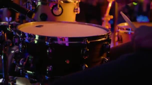 Rock Drum Player Wykonywanie Snare Roll Kopnięć Basu Weselu Koncert — Wideo stockowe