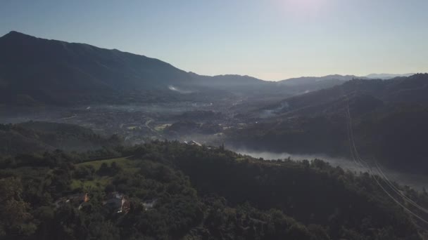 Mystic Fog Mysterious Town Hills — Vídeo de stock