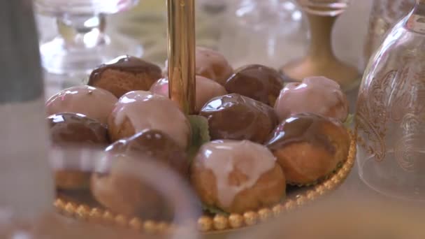 Appetitlich Glasierte Choux Auf Dem Hochzeitstisch Auf Einem Teiligen Kuchenständer — Stockvideo