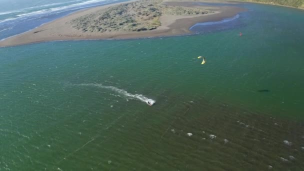 Drone Shot Kite Surfen Zonsondergang Rivier Zee Boca Sexta Regio — Stockvideo