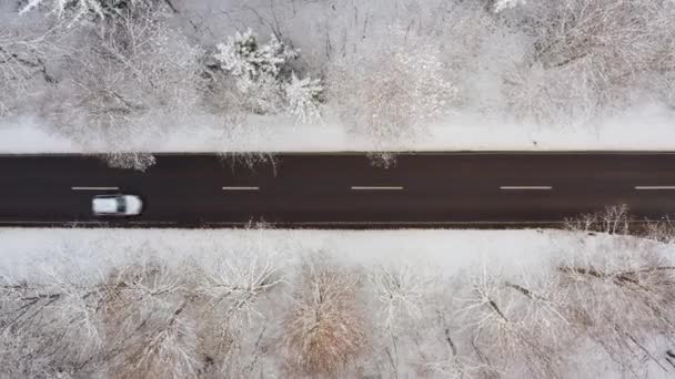 Две Машины Едут Зимней Дороге Слева Направо Дрон Сверху Вниз — стоковое видео