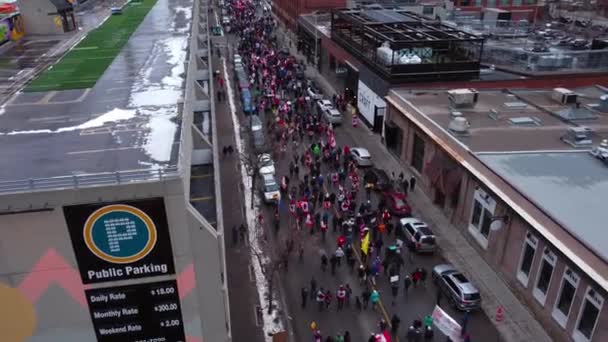 Multitud Marchando Calle Detrás Esquina Protesta Calgary Feb 2022 — Vídeos de Stock