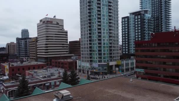 Crowd Marching Street Aproach Trough Buildings Calgary Protest 12Th Feb — Vídeo de stock