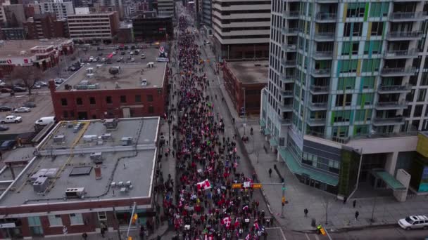 Multidão Rua Puxar Para Fora Cima Protesto Calgary Fev 2022 — Vídeo de Stock