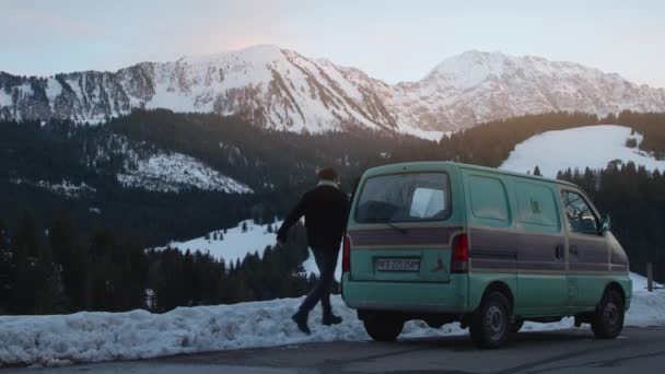 Millennial Hipster Guy Jogging Mini Camper Van Driving Snowy Winter — Vídeos de Stock