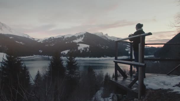 Millenial Man Walking Viewpoint Overlooking Winter Mountains Taking Panorama Picture — Αρχείο Βίντεο