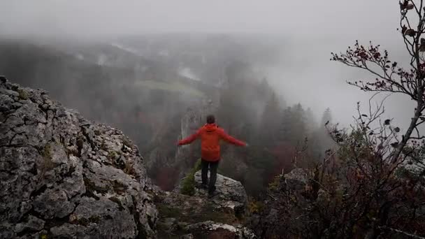 Back Male Hiker Standing Cliff Edge Raising Arms Success Freedom — ストック動画