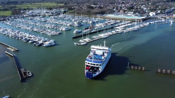 Fähre Verlässt Hafen Durch Die Hafenbarrieren — Stockvideo