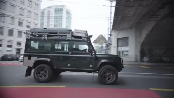 Schwarzer Jeep Fährt Durch Einen Tunnel Schwenk Folgt Schuss — Stockvideo